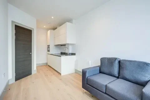 Flat Imperial Drive in Greater London