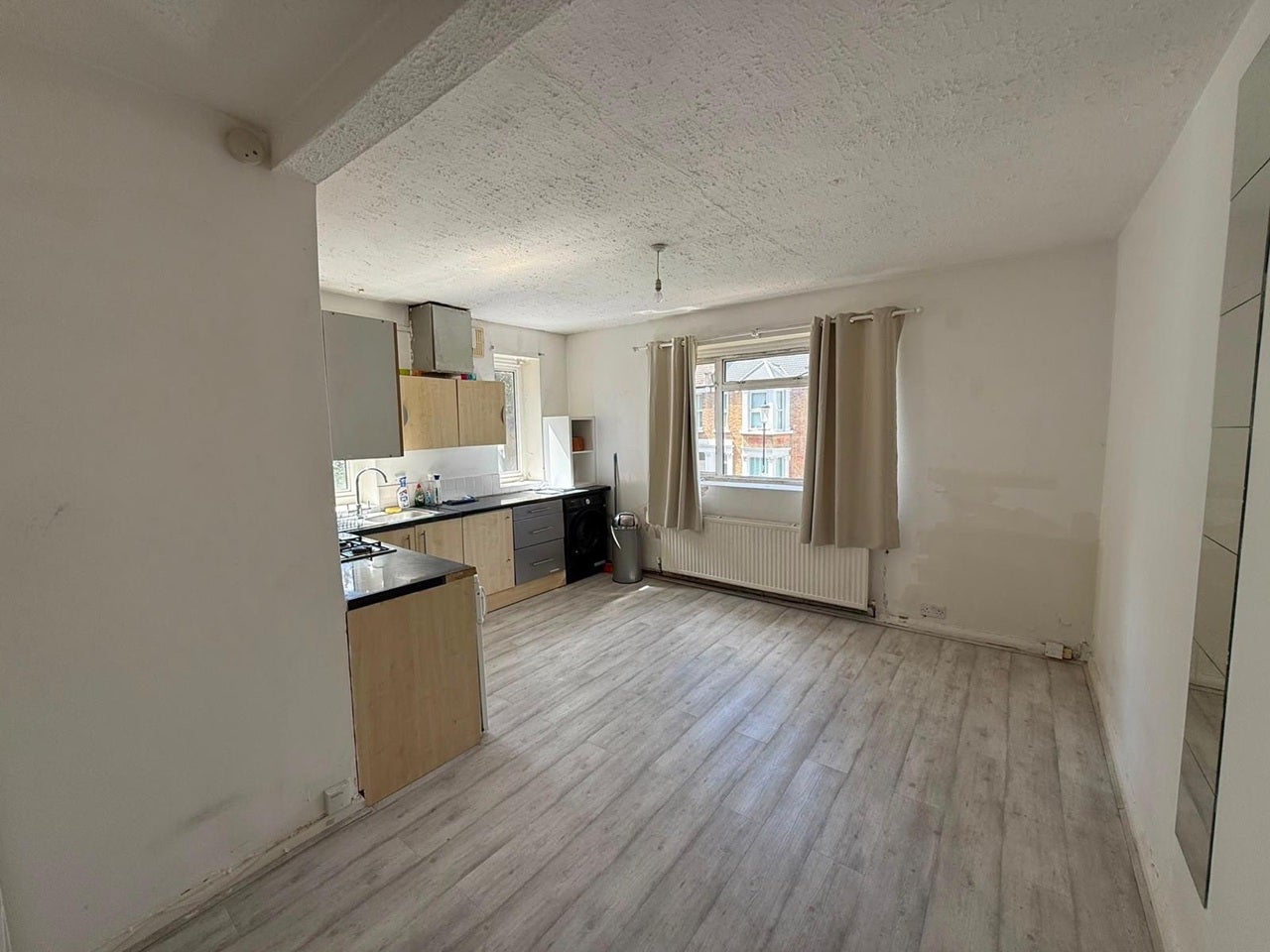 Flat Nursery Lane in Greater London