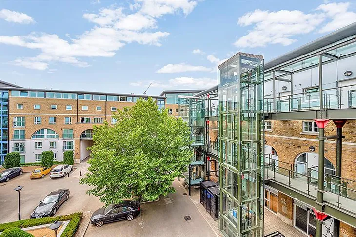 Flat Hopton Road in Greater London