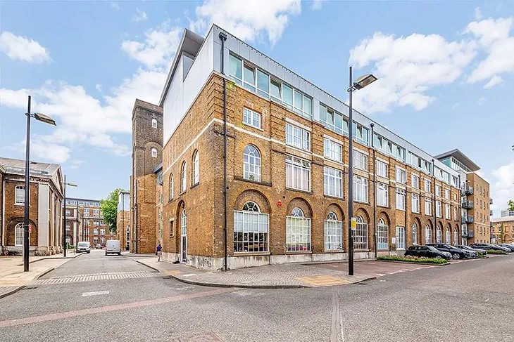 Flat Hopton Road in Greater London