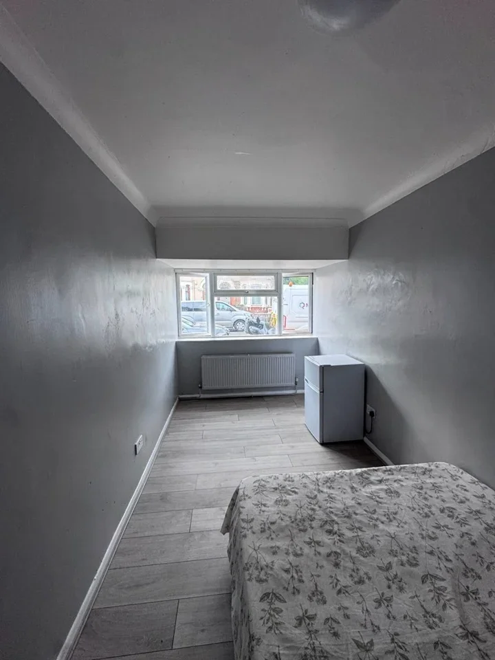 Room Atherton Road in Greater London