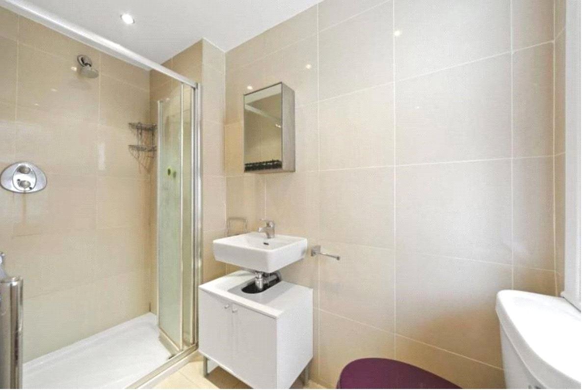 Flat Ballards Lane in Greater London