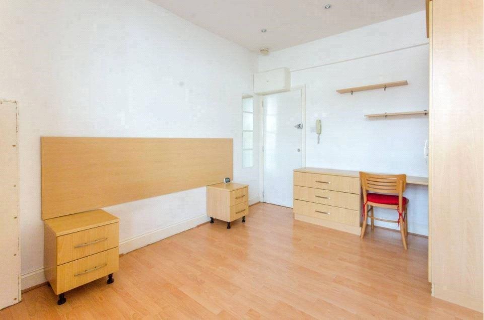 Flat Ballards Lane in Greater London
