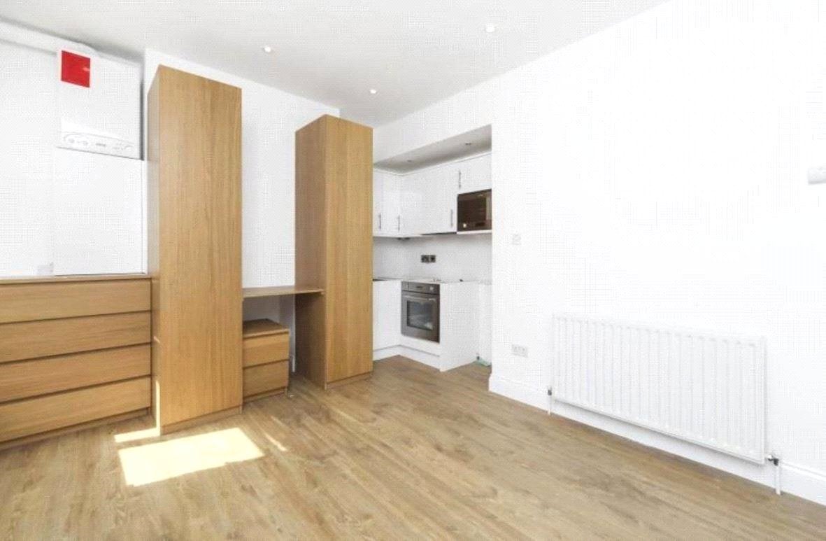 Flat Ballards Lane in Greater London