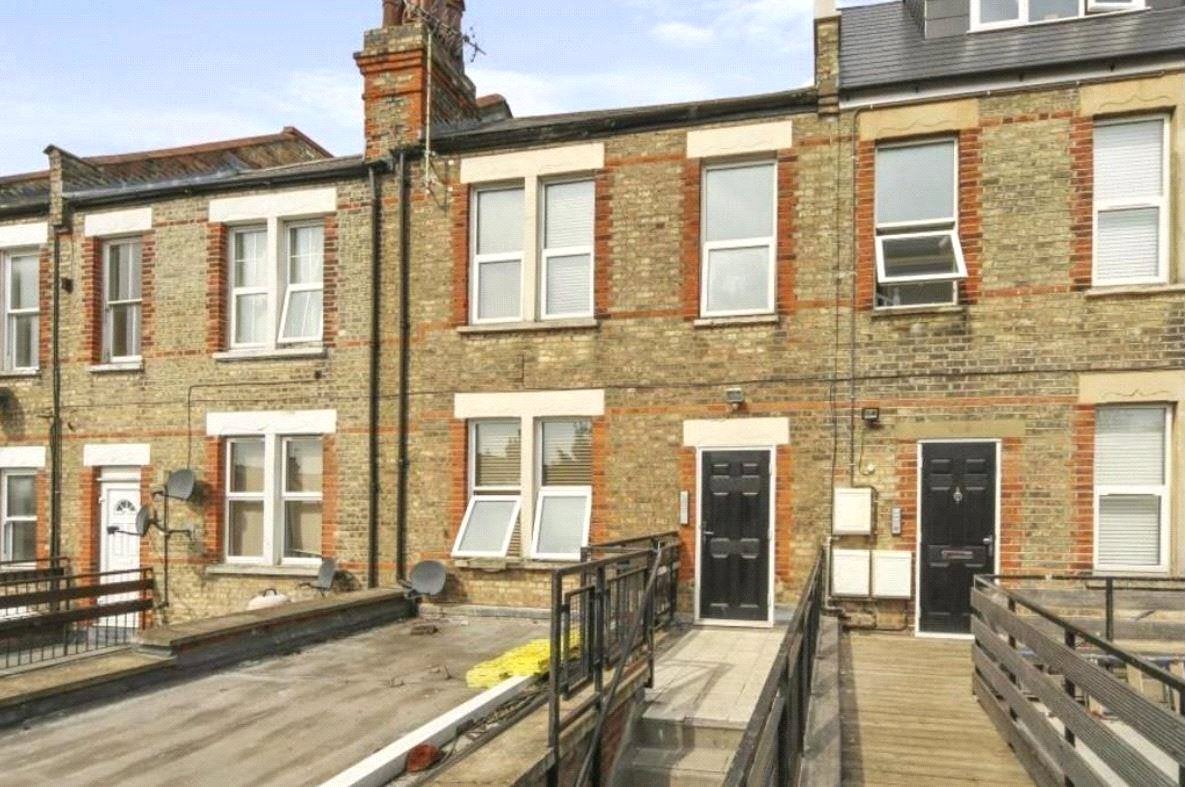Flat Ballards Lane in Greater London