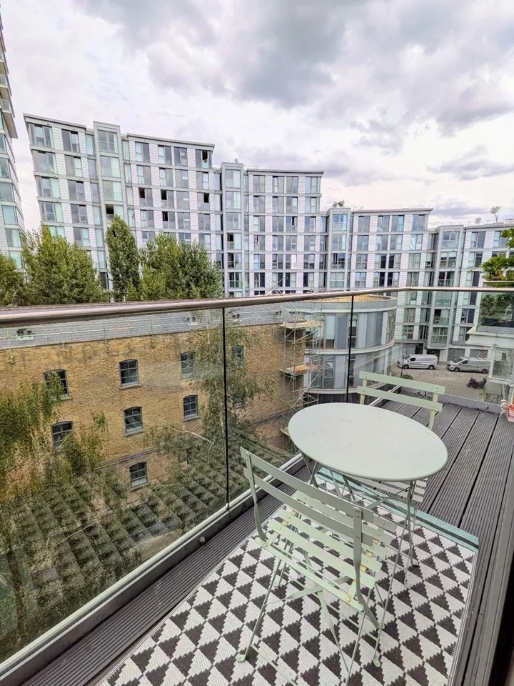 Flat Brookmill Road in Greater London