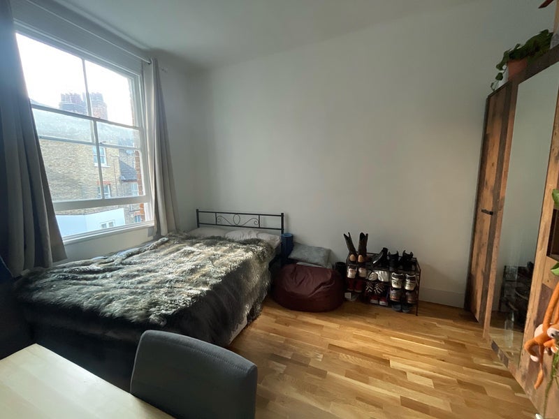 Room Battersea Park Road in Greater London