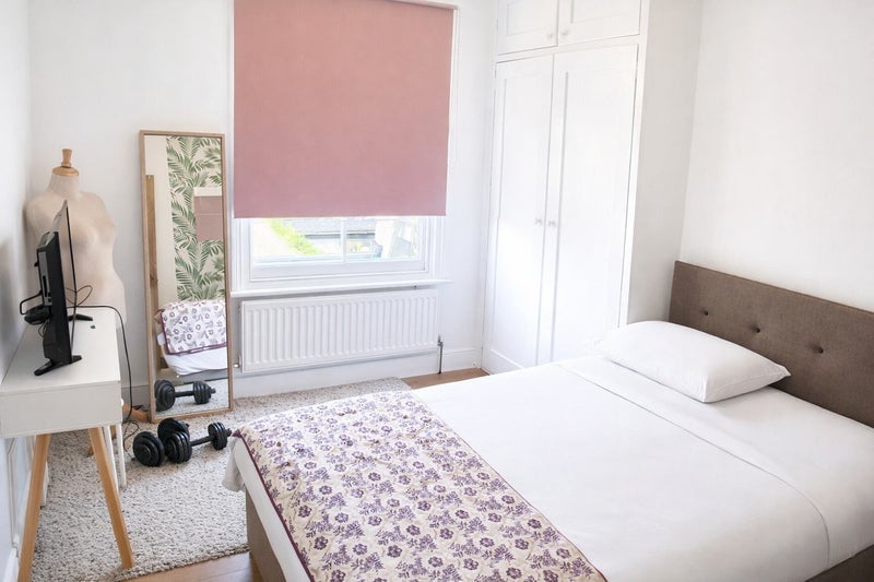 Flat Inwood Avenue in Greater London