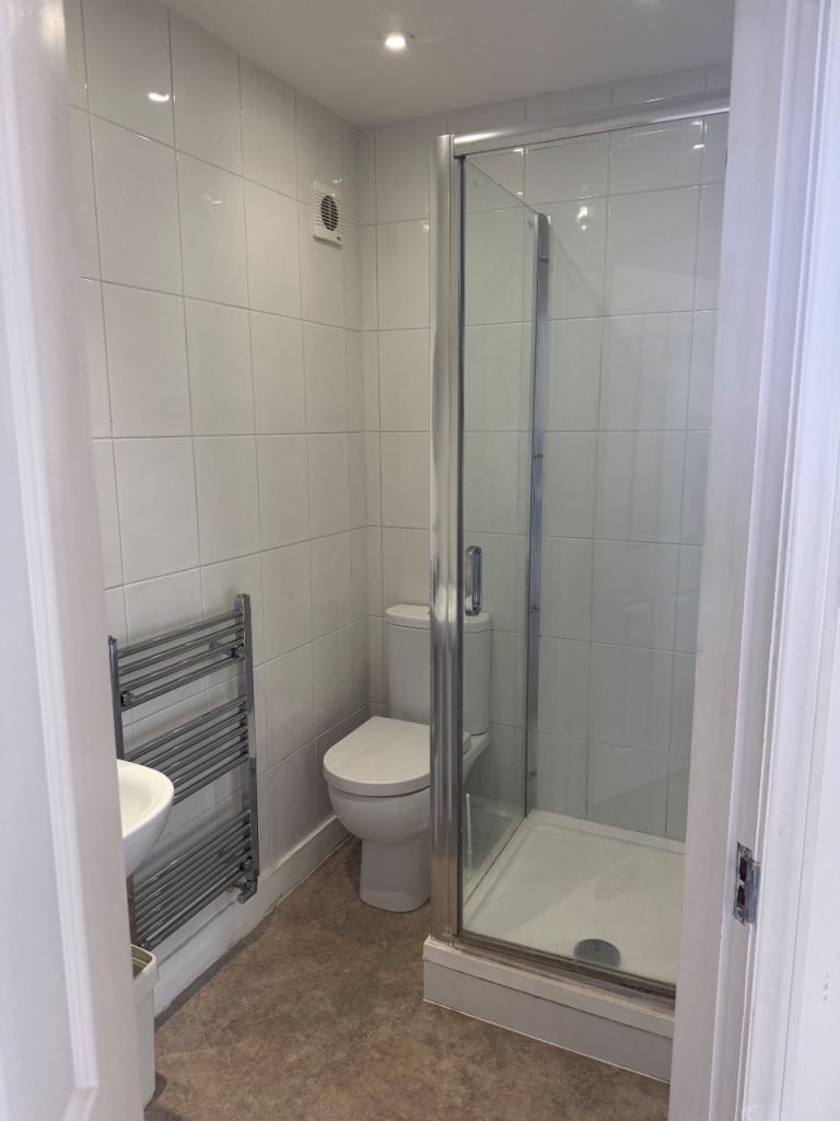 Flat Mayfield Road in Elmbridge