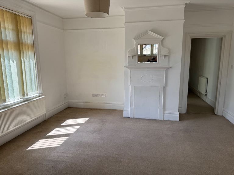 Flat Mayfield Road in Elmbridge