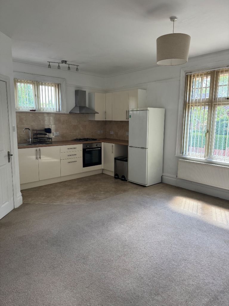 Flat Mayfield Road in Elmbridge