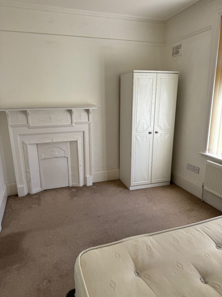 Flat Mayfield Road in Elmbridge