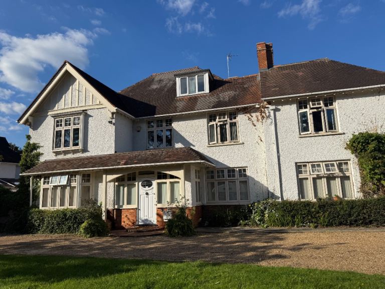Flat Mayfield Road in Elmbridge