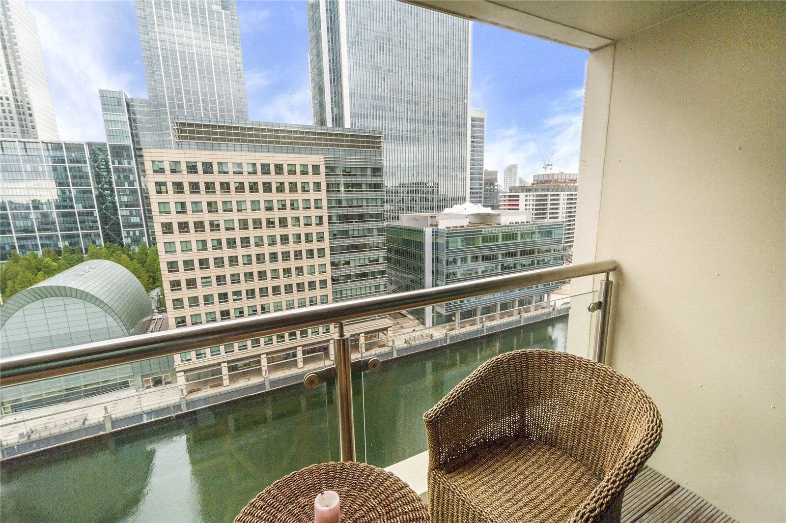 Flat Dockyard Lane in Greater London
