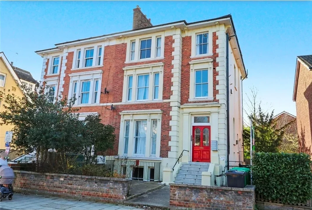 Flat Ewell Road in Greater London