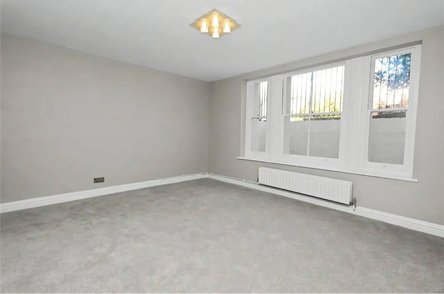 Flat Ewell Road in Greater London