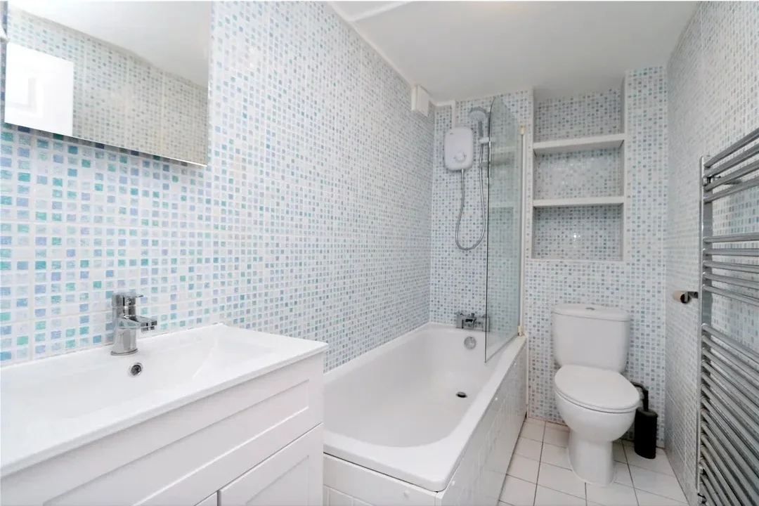 Flat Ewell Road in Greater London