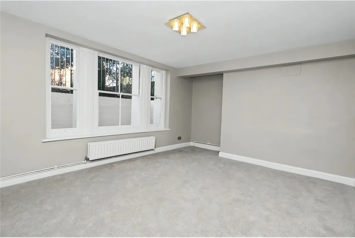 Flat Ewell Road in Greater London