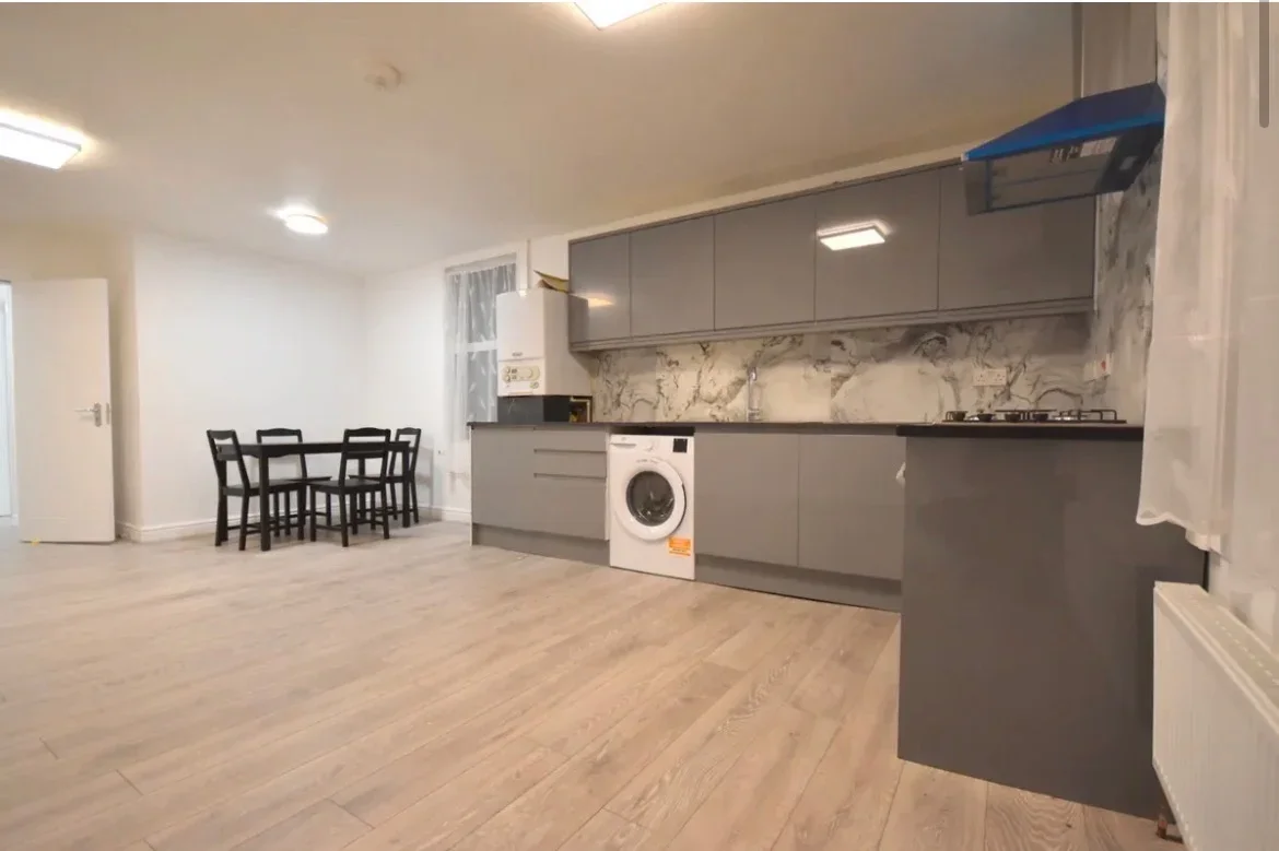 Flat Parklands Road in Greater London