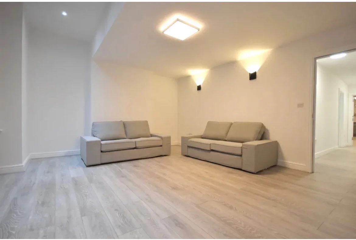 Flat Parklands Road in Greater London