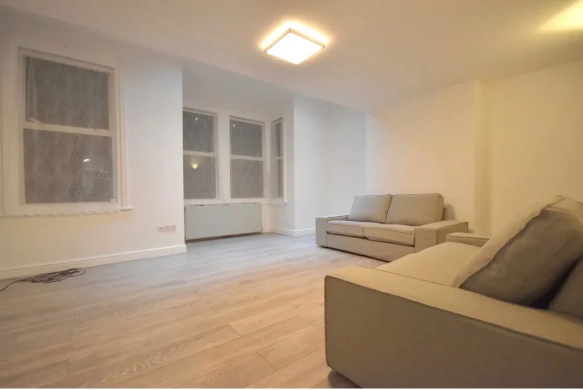 Flat Parklands Road in Greater London