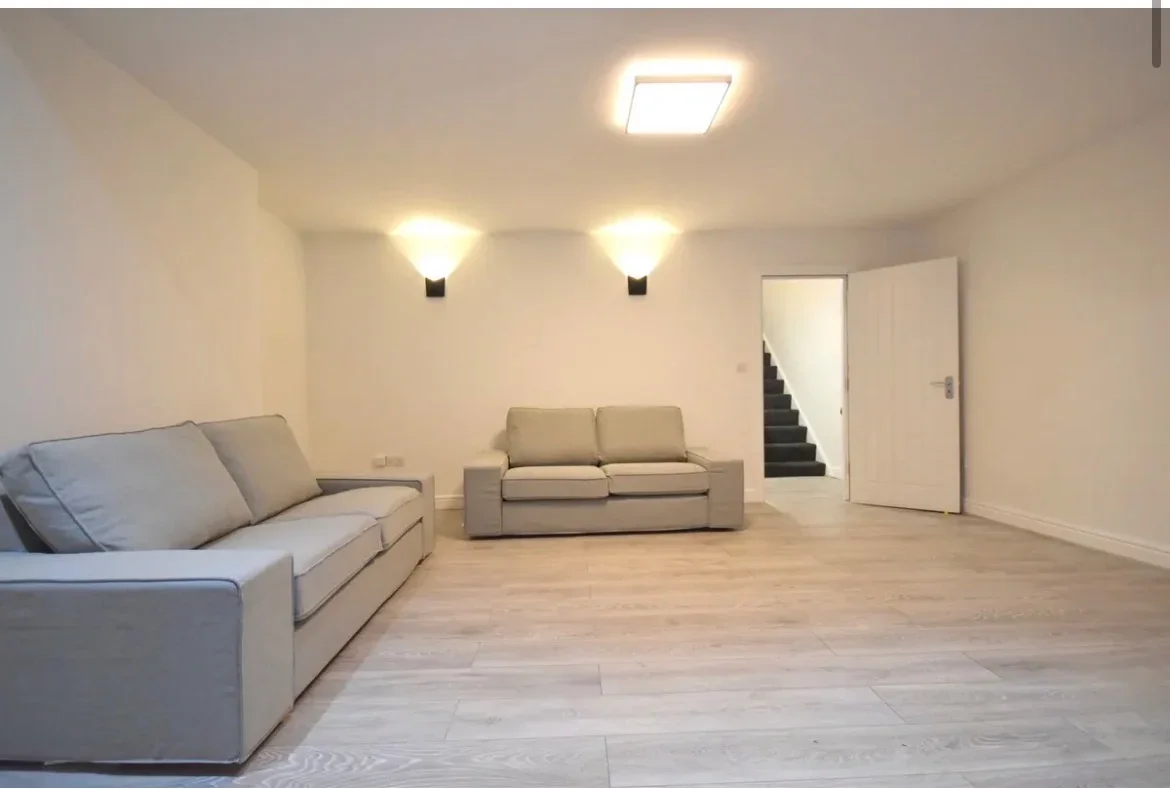 Flat Parklands Road in Greater London