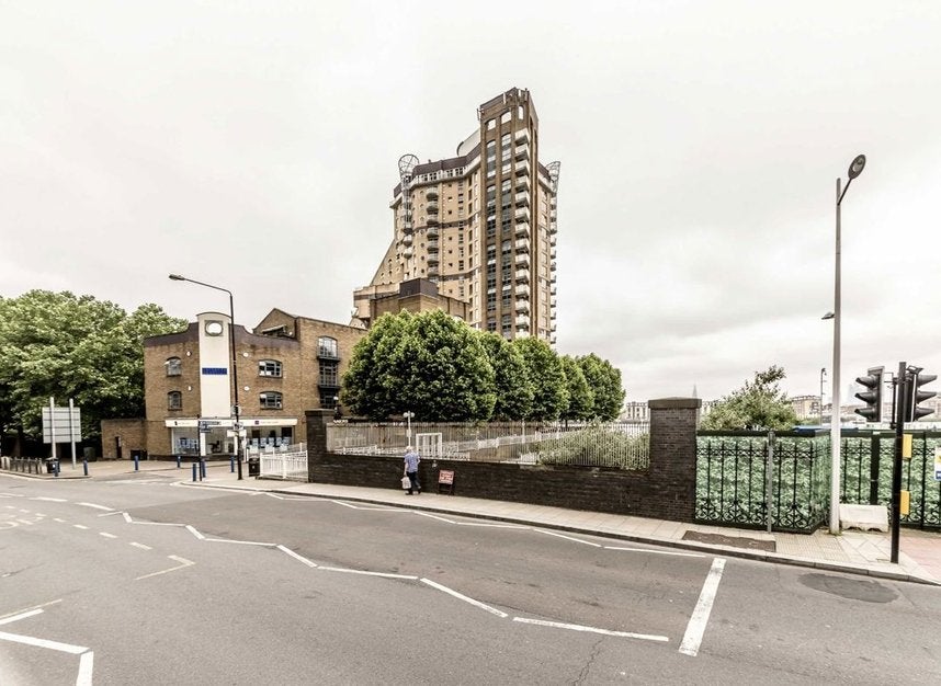 Flat Chandlers Mews in Greater London