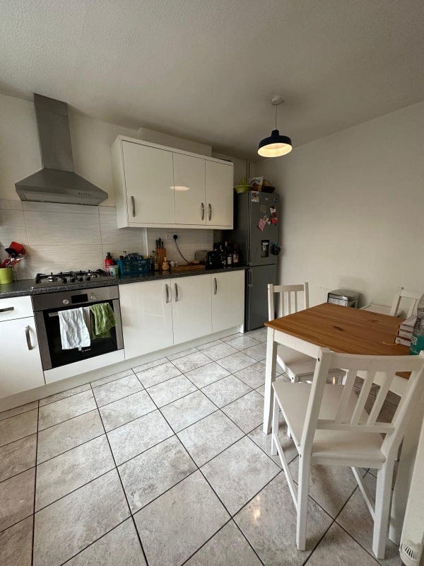 Room Clifden Road in Greater London