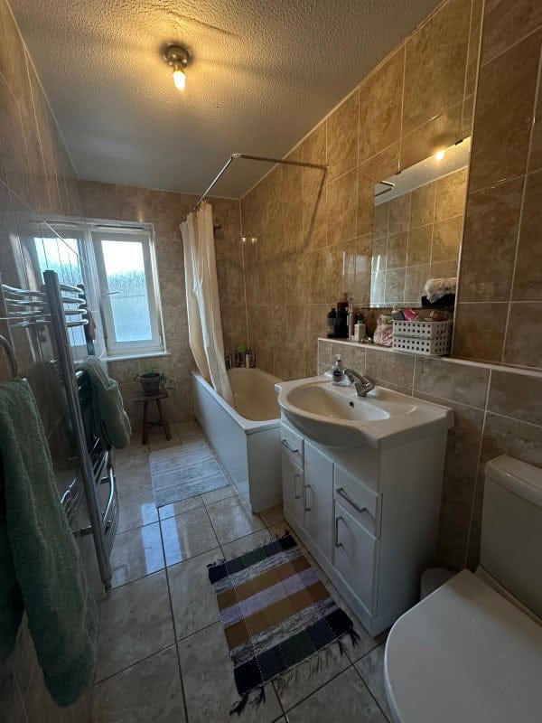 Room Clifden Road in Greater London