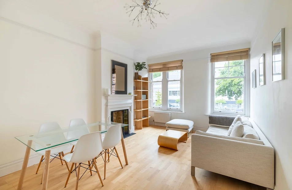 Room King's Road in Greater London