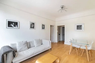 Room King's Road in Greater London