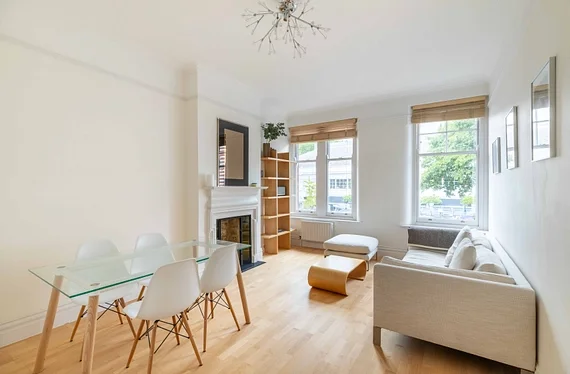 Room King's Road in Greater London