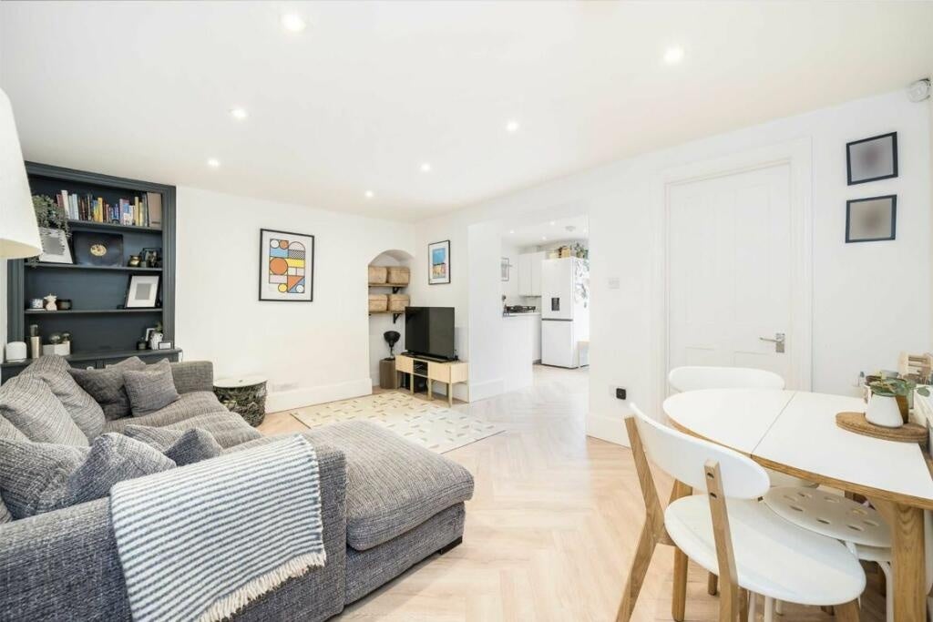 Flat Gipsy Road in Greater London