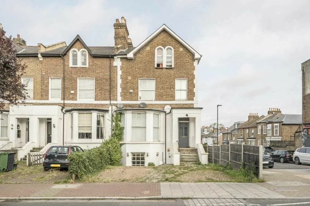 Flat Gipsy Road in Greater London