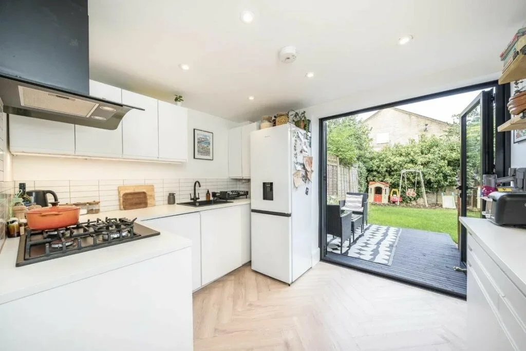 Flat Gipsy Road in Greater London
