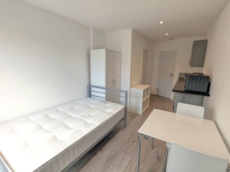 Flat Kilburn Park Road in City of Westminster