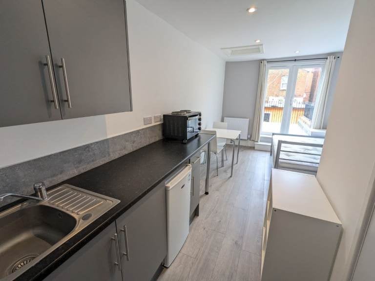 Flat Kilburn Park Road in City of Westminster