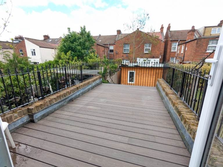 Flat Kilburn Park Road in City of Westminster
