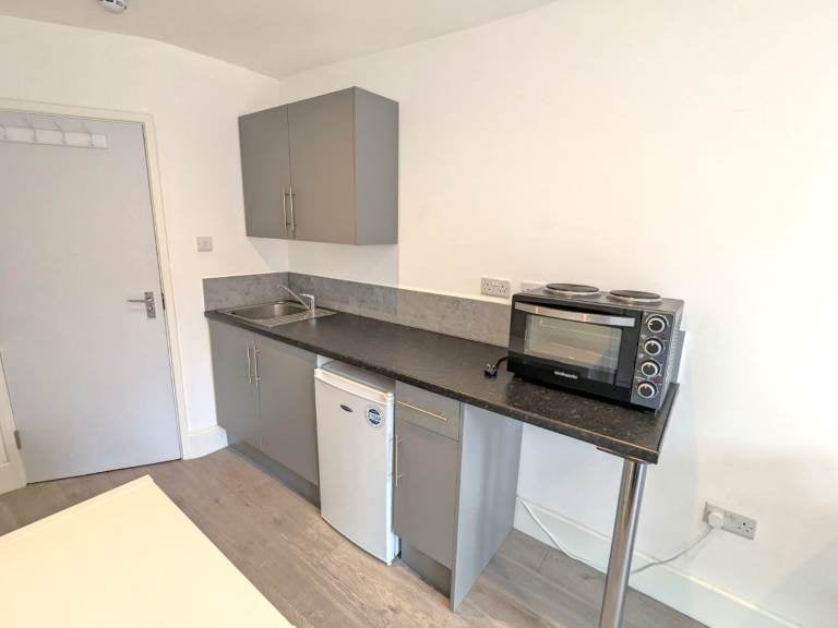 Flat Kilburn Park Road in City of Westminster