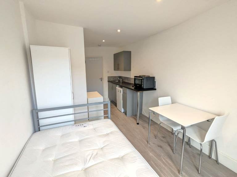 Flat Kilburn Park Road in City of Westminster