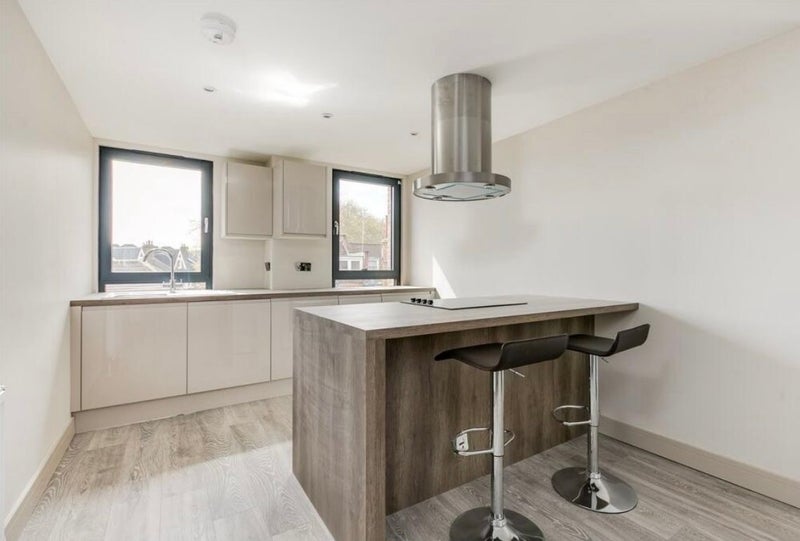 Flat Amesbury Avenue in Greater London