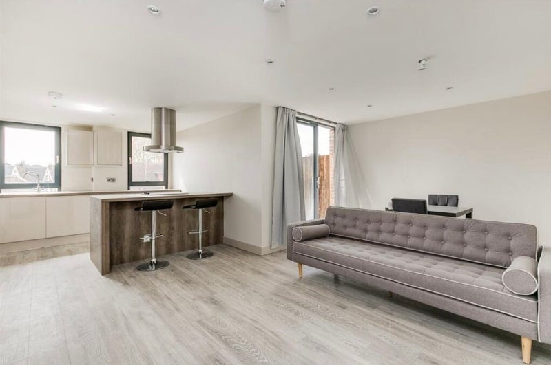 Flat Amesbury Avenue in Greater London