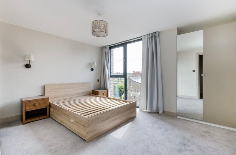 Flat Amesbury Avenue in Greater London