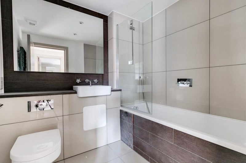 Flat Amesbury Avenue in Greater London