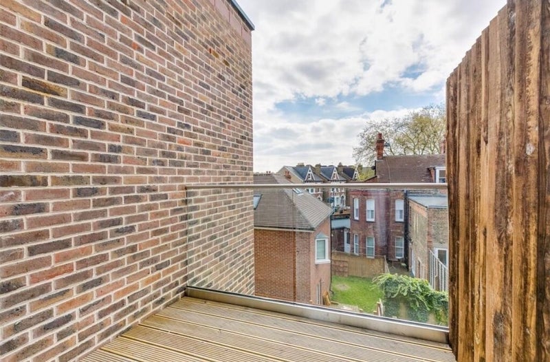 Flat Amesbury Avenue in Greater London