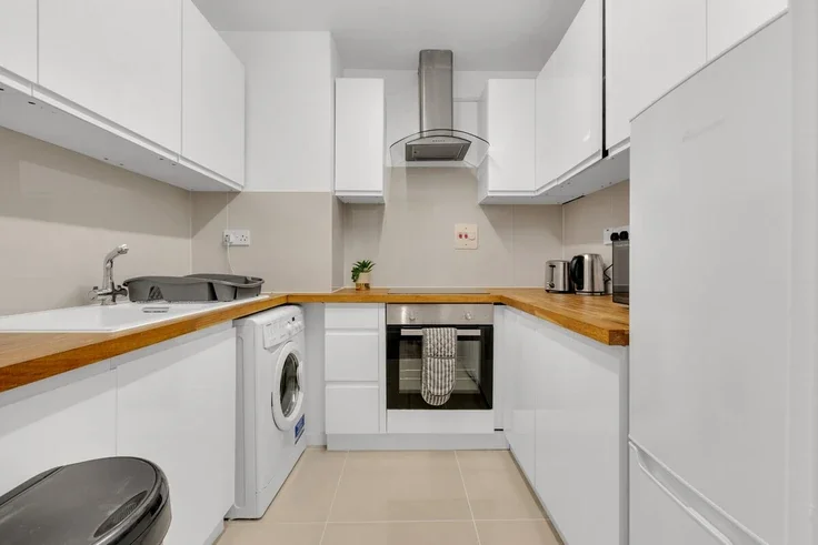 Flat Upper Thames Street in City of London