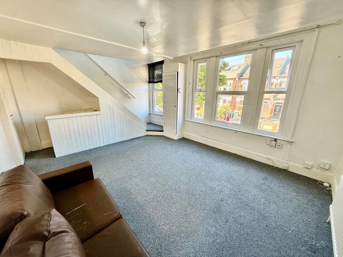Flat Hardwicke Road in Greater London