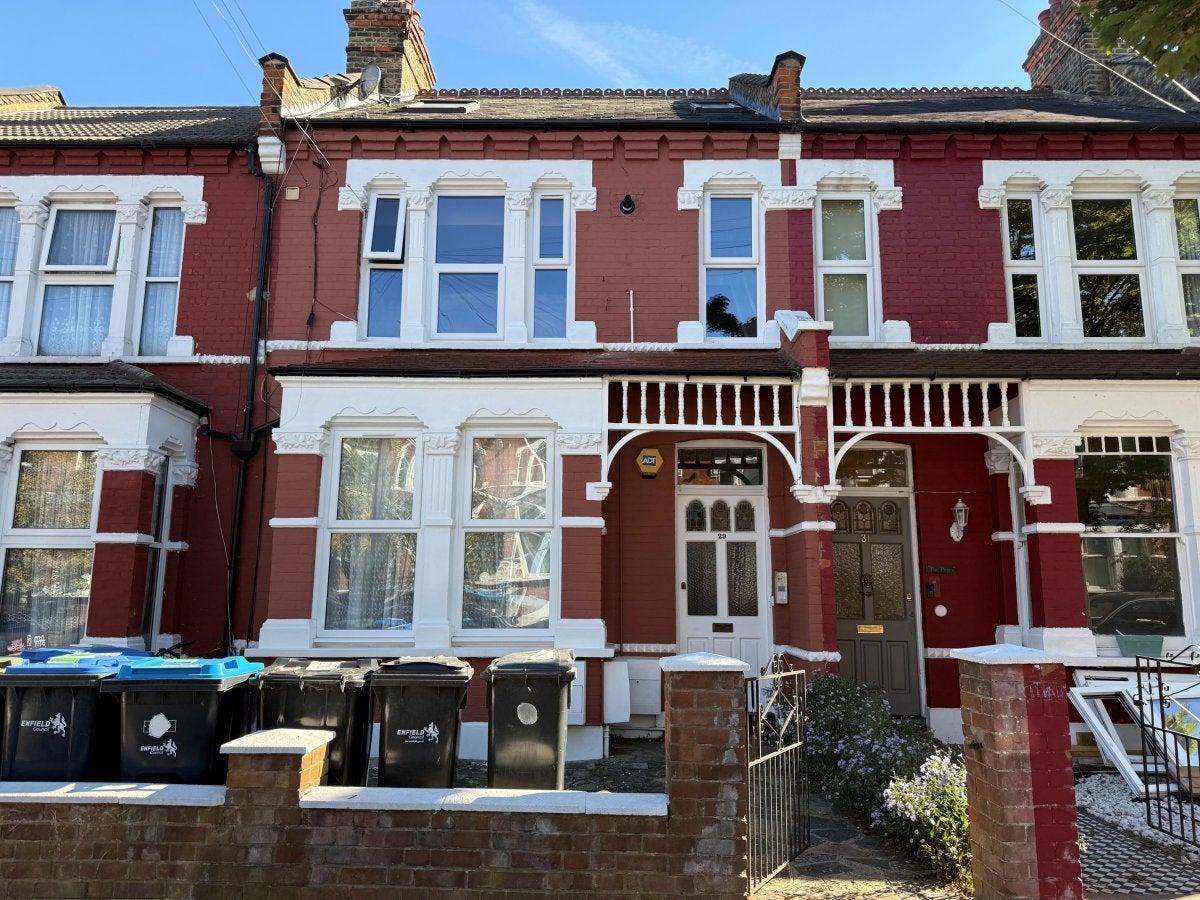 Flat Hardwicke Road in Greater London