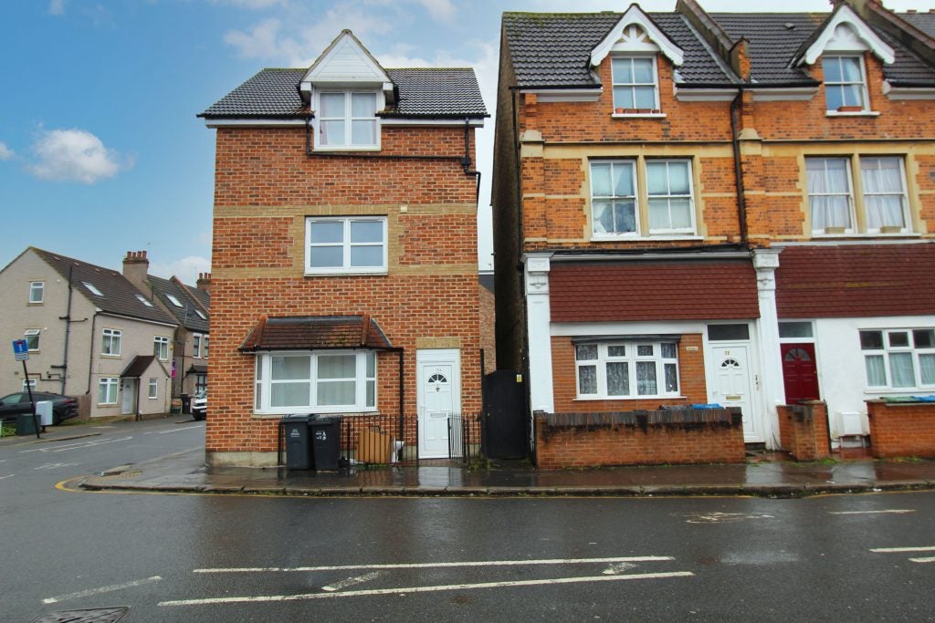 Flat Waddon Road in Greater London