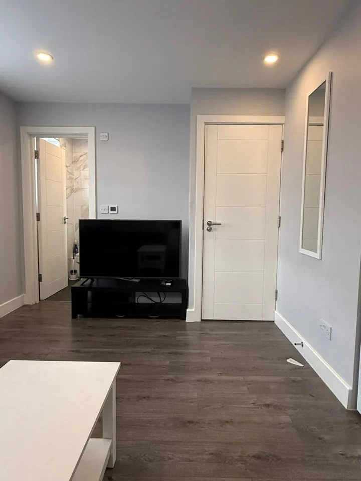 Flat Branksome Avenue in Greater London